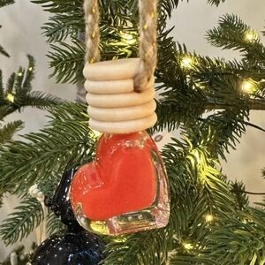 Holiday Heart Car Diffuser in Red (Cinnamon, Cranberry, Apple Scent), NEW.